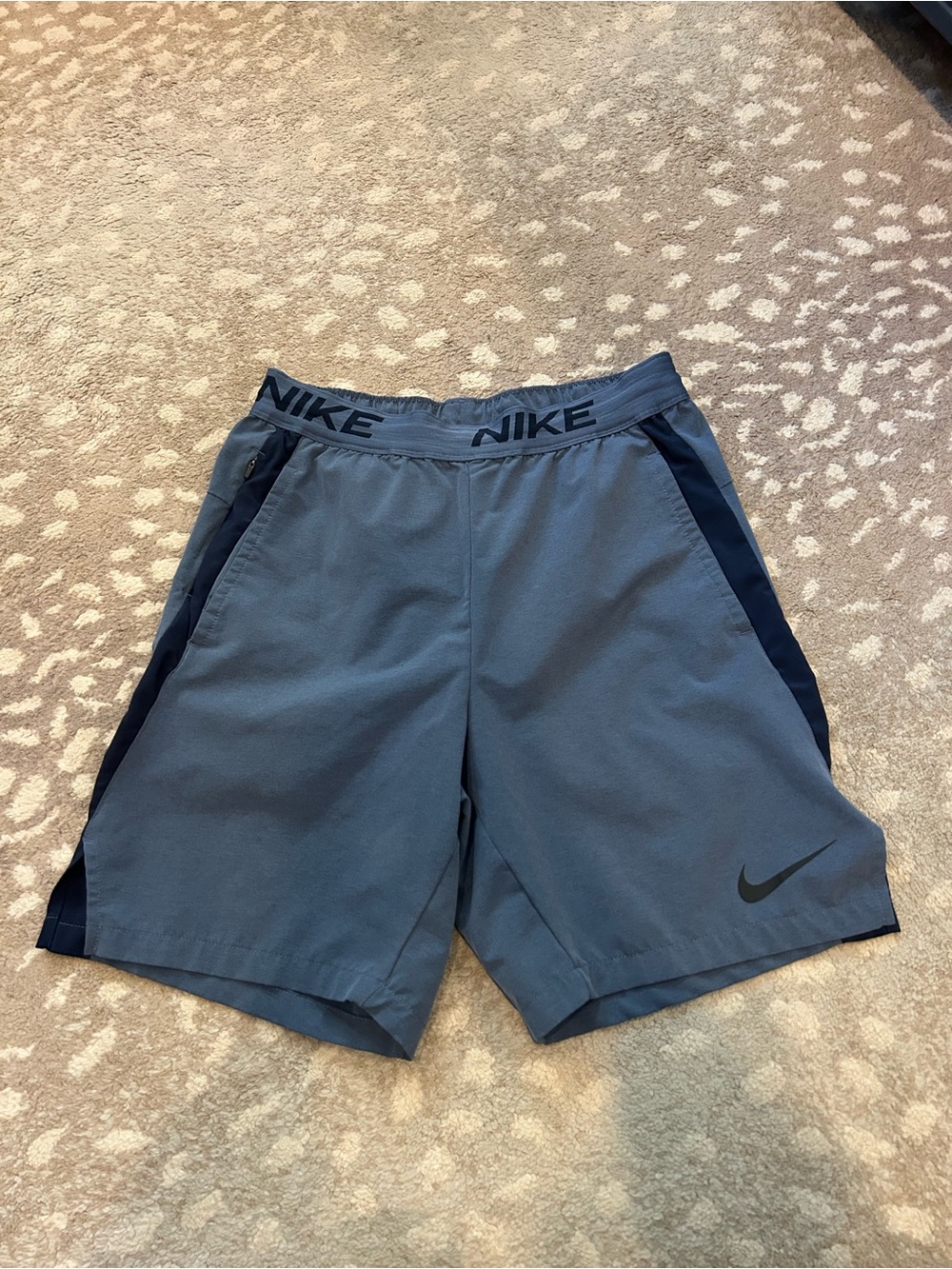 Nike Men’s Slate Gray Athletic Shorts with side zip pocket Size Small